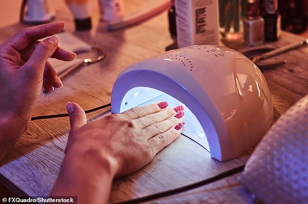 Las lámparas de uñas UV, un accesorio común en los salones de uñas, utilizan un espectro particular de luz UV para endurecer el esmalte en gel o laca (esmalte en gel mezclado con esmalte regular).  Pero los investigadores de la Universidad de California en San Diego dicen que se han subestimado sus impactos en la salud