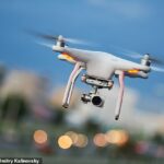 Los drones pronto podrían verse obligados a tener matrículas electrónicas para que la policía y los equipos de seguridad puedan rastrearlos mientras vuelan por los cielos.