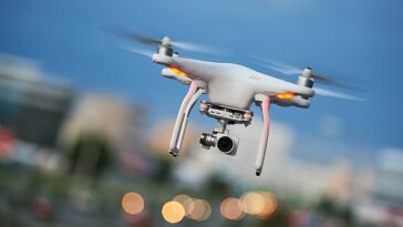 Los drones pronto podrían verse obligados a tener matrículas electrónicas para que la policía y los equipos de seguridad puedan rastrearlos mientras vuelan por los cielos.