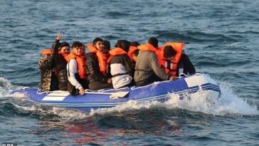 Se cree que varios cientos de inmigrantes cruzaron ayer el Canal de la Mancha, luego de que el domingo se registrara el mayor número de llegadas en lo que va del año con 442.