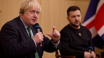 El ex primer ministro británico, Boris Johnson, y el presidente de Ucrania, Volodymyr Zelensky, se dirigen a los estudiantes de la Universidad Estatal Taras Shevchenko, en medio del ataque de Rusia a Ucrania, en Kyiv, Ucrania, el 22 de enero de 2023.