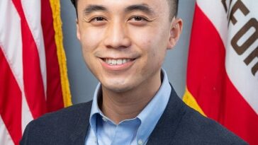 El asambleísta Alex Lee (en la foto), un demócrata progresista, presentó la semana pasada un proyecto de ley en la Legislatura del Estado de California que impondría un impuesto anual adicional del 1,5 % a aquellos con un