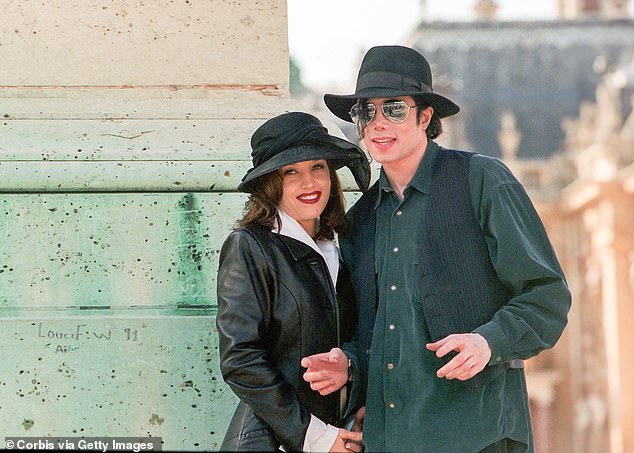 Lisa Marie Presley y Michael Jackson visitan Versalles en Francia en 1994