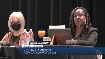 Kesha Hamilton apareció ante una reunión de la junta de las escuelas públicas de Jackson para discutir tuits incendiarios