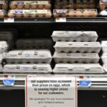 Los precios de los huevos aumentaron un 60% en 2022. Un grupo agrícola afirma que es un "esquema colusorio" de los proveedores
