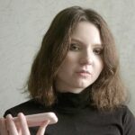 Elmira Khalitova, una estudiante y bloguera que vive en la capital rusa, fue detenida por la policía después de que su padre afirmara falsamente que había escrito publicaciones en Instagram pidiendo que se matara a los rusos.