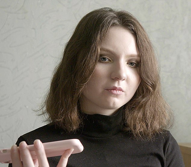 Elmira Khalitova, una estudiante y bloguera que vive en la capital rusa, fue detenida por la policía después de que su padre afirmara falsamente que había escrito publicaciones en Instagram pidiendo que se matara a los rusos.