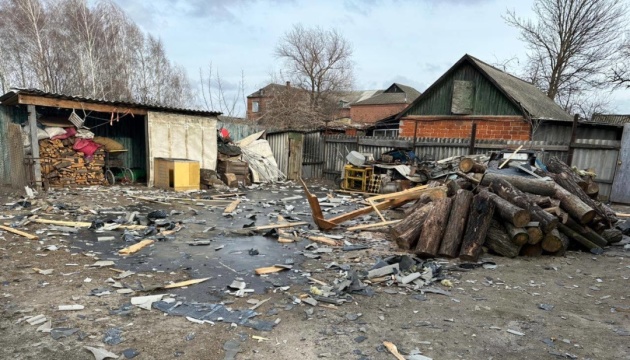 Los rusos vuelven a bombardear la región de Kharkiv, matando a una mujer local