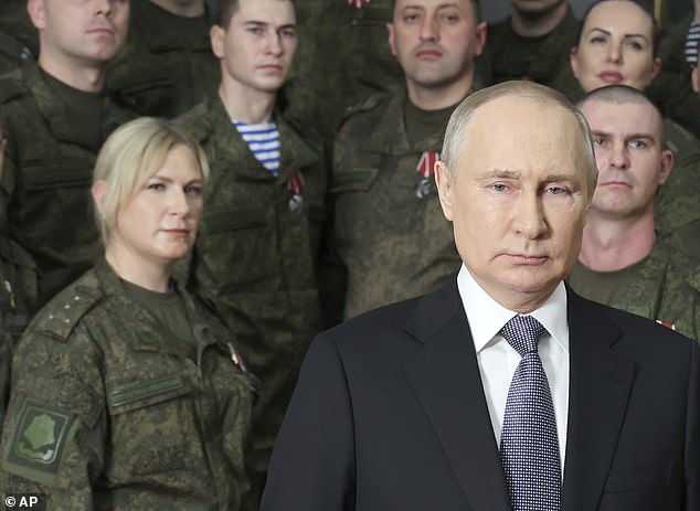 Vladimir Putin ha sido acusado de contratar actores para que se hicieran pasar por soldados y usar chalecos antibalas debajo de su traje para su discurso televisado anual de Año Nuevo.  En la imagen de la izquierda: una mujer rubia, que se dice que es una 'médica' que Putin ha visto en otras apariciones públicas.