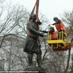 Trabajadores de servicios públicos desmantelan el monumento al científico ruso Mikhail Lomonosov con la ayuda de equipo especial, Dnipro, Ucrania, 6 de enero de 2022
