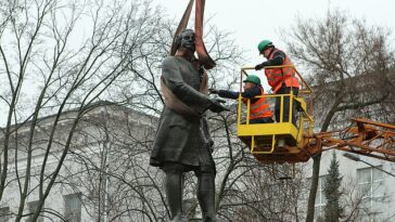 Trabajadores de servicios públicos desmantelan el monumento al científico ruso Mikhail Lomonosov con la ayuda de equipo especial, Dnipro, Ucrania, 6 de enero de 2022