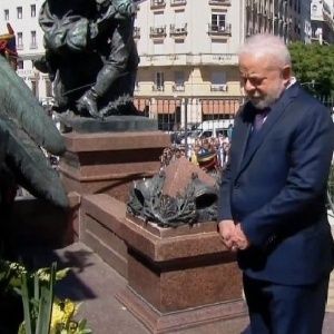 Lula Da Silva deposita ofrenda floral al Libertador San Martín