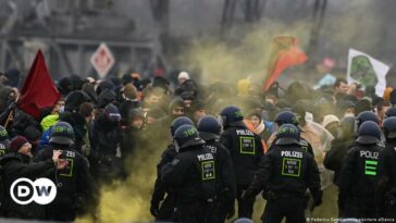 Lützerath: Manifestantes y policía chocan cerca de una mina de carbón alemana