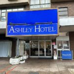 El plan es alojar a 112 inmigrantes varones que llegaron en un pequeño bote a Francia en el Ashley Hotel en Hale, Altrincham, una de las zonas más ricas de Gran Bretaña.