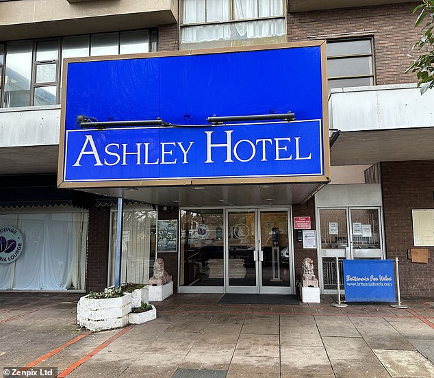 El plan es alojar a 112 inmigrantes varones que llegaron en un pequeño bote a Francia en el Ashley Hotel en Hale, Altrincham, una de las zonas más ricas de Gran Bretaña.