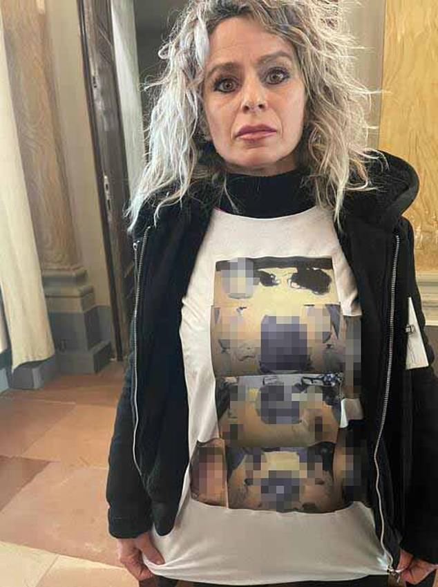 Alessandra Verni asistió a la corte con una camiseta impresa del cuerpo desmembrado de su hija.