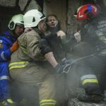 Katya es rescatada de los escombros en una foto publicada por el Servicio Estatal de Emergencia de Ucrania.