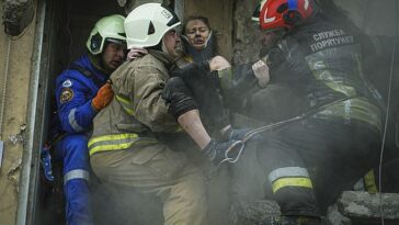 Katya es rescatada de los escombros en una foto publicada por el Servicio Estatal de Emergencia de Ucrania.
