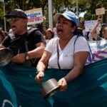 Maestros de Venezuela marchan por mejores salarios en medio de inflación galopante