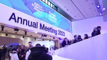 Manchin, Sinema y Coons se reúnen con los directores ejecutivos en un almuerzo privado en Davos para el Foro Económico Mundial