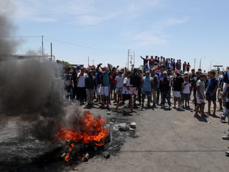 Manifestantes antigubernamentales de Perú chocan con policías en Puno