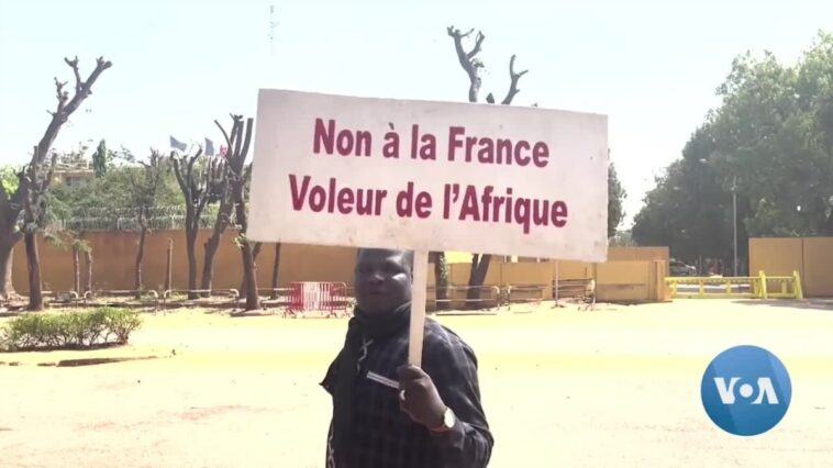 Manifestantes de Burkina Faso piden a los rusos que ayuden a combatir a militantes islamistas