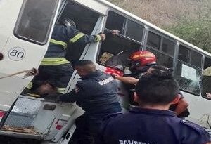 México: Colisión entre minibús y dos autos deja 3 muertos y 35 heridos