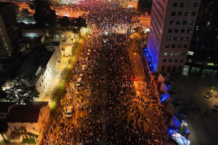 Miles de israelíes protestan por la reforma judicial planeada por el gobierno de Netanyahu