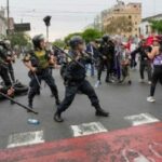 Miles de peruanos indignados siguen llegando a Lima