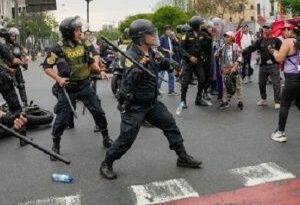 Miles de peruanos indignados siguen llegando a Lima