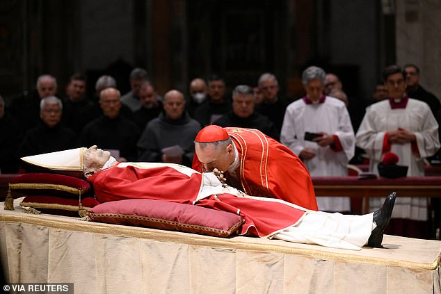 El cuerpo del Papa Benedicto en exhibición pública en la Basílica de San Pedro en el Vaticano, donde el público presenta sus respetos.