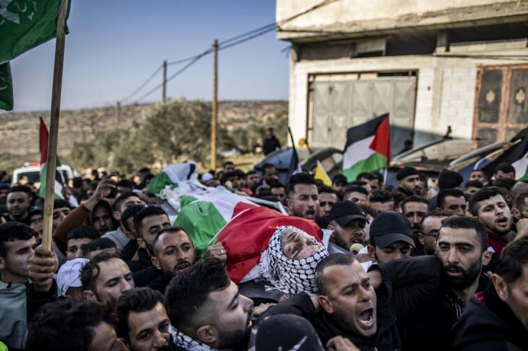 Miles lloran el funeral del mártir Ammar Mufleh, asesinado por israelíes