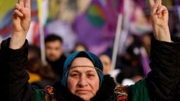 Miles marchan en París para protestar por asesinatos no resueltos de kurdos