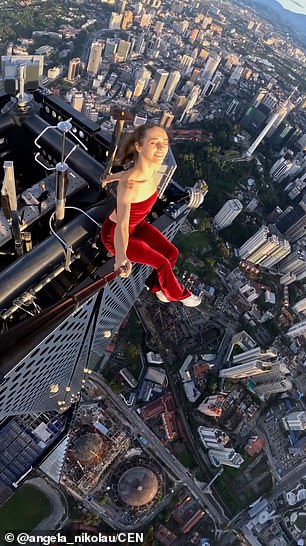 Angela Nikolau, de 29 años, escaló la Torre Merdeka de 2227 pies en Kuala Lumpur, Malasia, con su novio Ivan Beerkus.