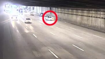 Las imágenes de vigilancia de la carretera del Puente de la Bahía de San Francisco muestran un vehículo Tesla Model S que cambia de carril y se detiene abruptamente provocando un accidente de ocho vehículos