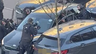Las imágenes compartidas con el Daily Mail muestran tres autos de policía sin identificación boxeando en el vehículo eléctrico híbrido negro Kia Nero.
