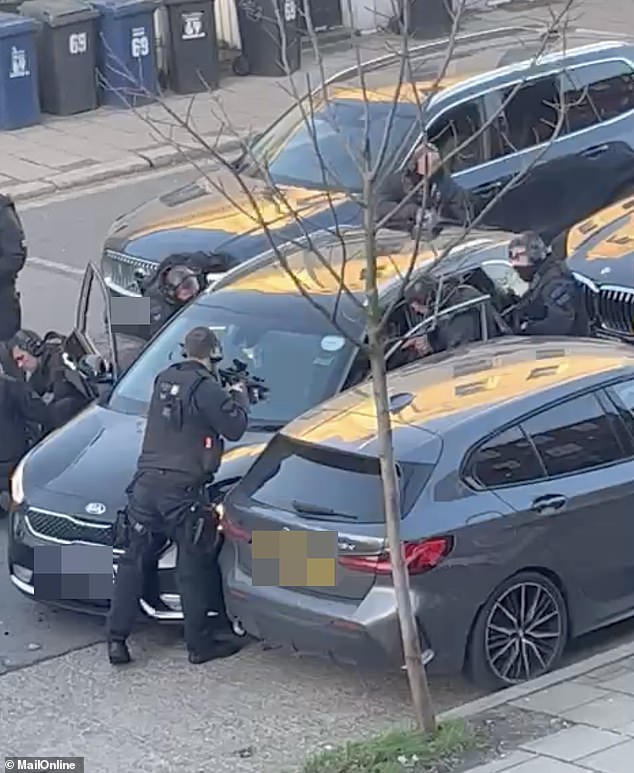 Las imágenes compartidas con el Daily Mail muestran tres autos de policía sin identificación boxeando en el vehículo eléctrico híbrido negro Kia Nero.