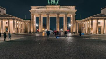 Muere conductor al chocar su auto contra la Puerta de Brandenburgo