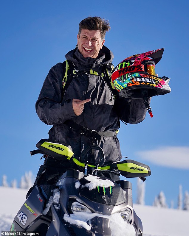 El piloto de autos de rally Ken Block publicó fotos de sí mismo en motos de nieve en Idaho el 23 de diciembre.