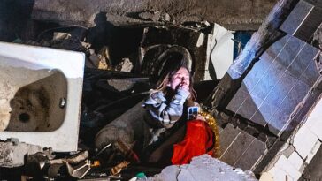 La joven de 23 años quedó en estado de shock cuando se dio cuenta de que estaba completamente sola entre los escombros.
