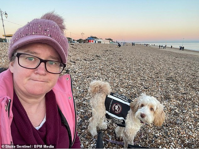 A Louise Harris, que vive con esclerosis múltiple, le dijeron que su perro de asistencia no era bienvenido en un pub Wetherspoon's en Stoke-on-Trent.