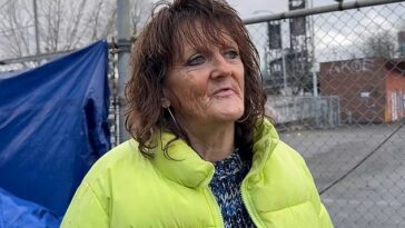Wendy, una mujer sin hogar, fue sincera sobre los beneficios de vivir en las calles de Portland, Oregón.  La política de drogas al aire libre de la ciudad ha llevado a más tiendas de campaña en las calles, dijo.