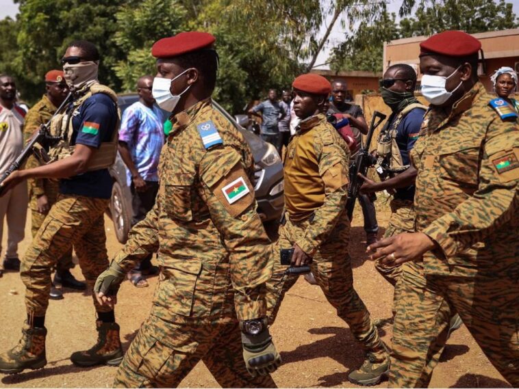 "Nosotros no elegimos esta guerra": el jefe de la junta de Burkina Faso, Traore, promete abordar los ataques