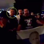 El padre de Novak Djokovic, Srdjan, aparece en imágenes con una bandera rusa en el Abierto de Australia.