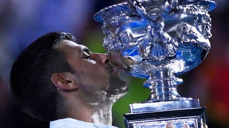 Novak Djokovic domina a Tsitsipas y gana su décimo Abierto de Australia