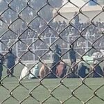 Los talibanes azotaron brutalmente a nueve hombres durante un juicio público en un estadio de fútbol repleto.