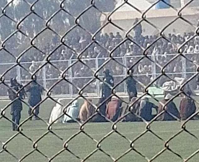 Los talibanes azotaron brutalmente a nueve hombres durante un juicio público en un estadio de fútbol repleto.