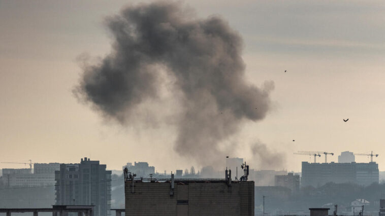 Nuevo ataque con misiles rusos golpea infraestructura en Kyiv