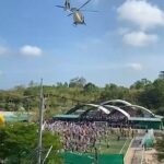 El helicóptero de la marina llega al evento del Día Nacional del Niño en el este de Tailandia.