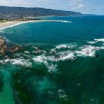 Surf Life Savers ha rescatado a ocho personas en Bulli Beach, al norte de Wollongong, después de que fueran arrastradas por una corriente.